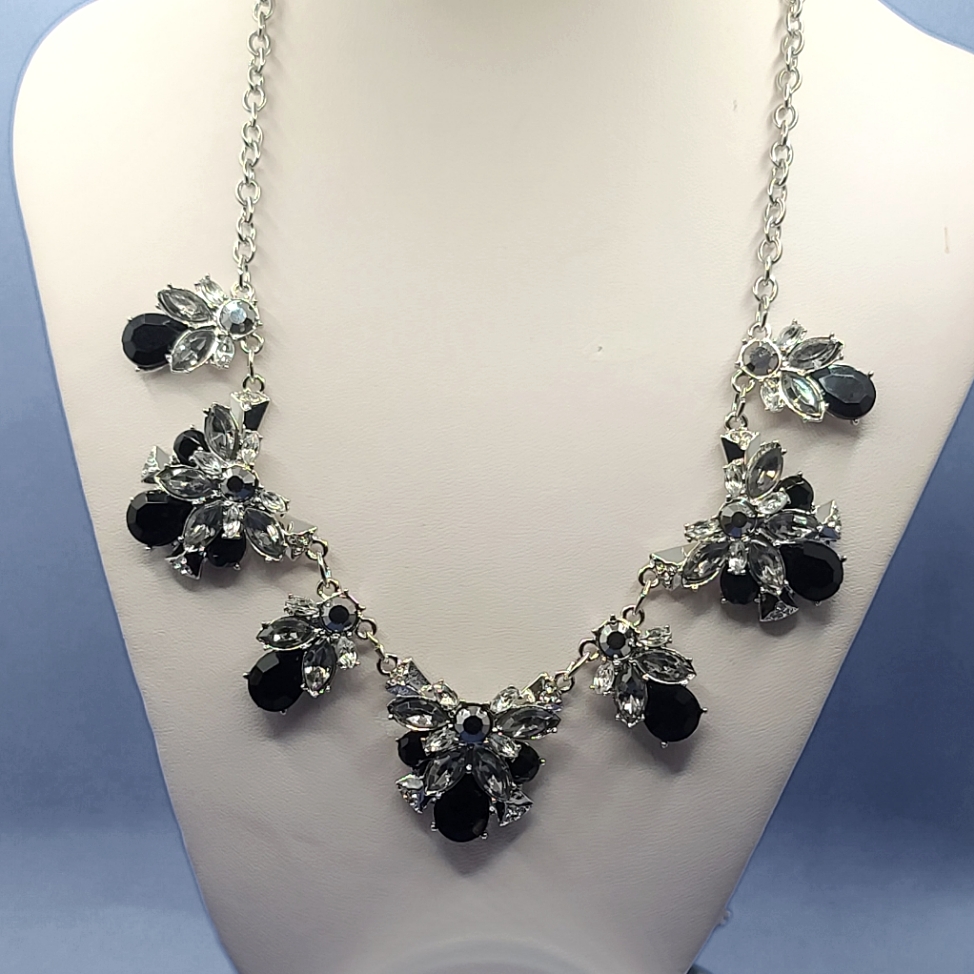 Nwt Nieman Marcus Ballet Necklace 11$